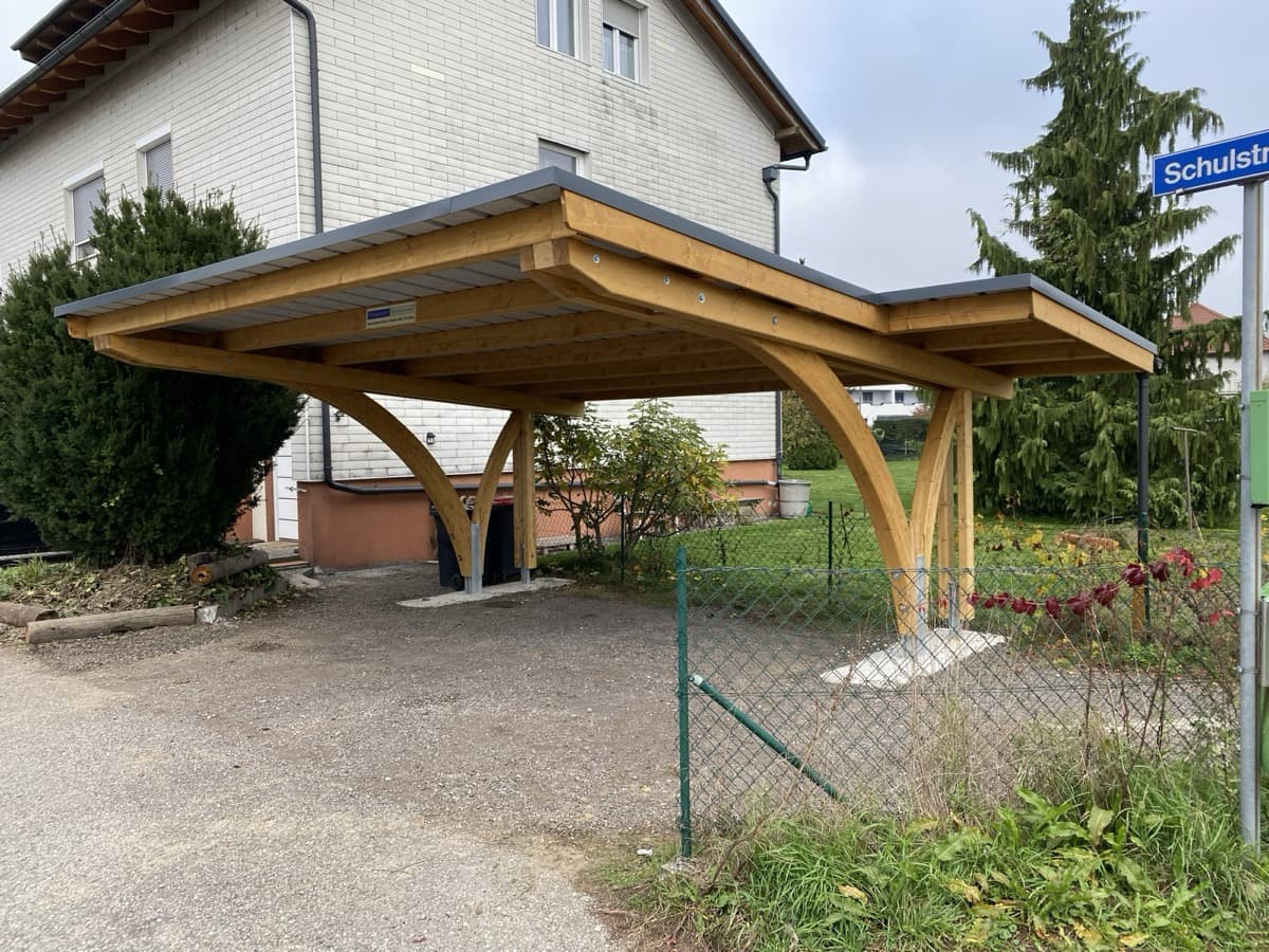 Freistehendes Holz-Carport mit Bogenstreben im Wohngebiet