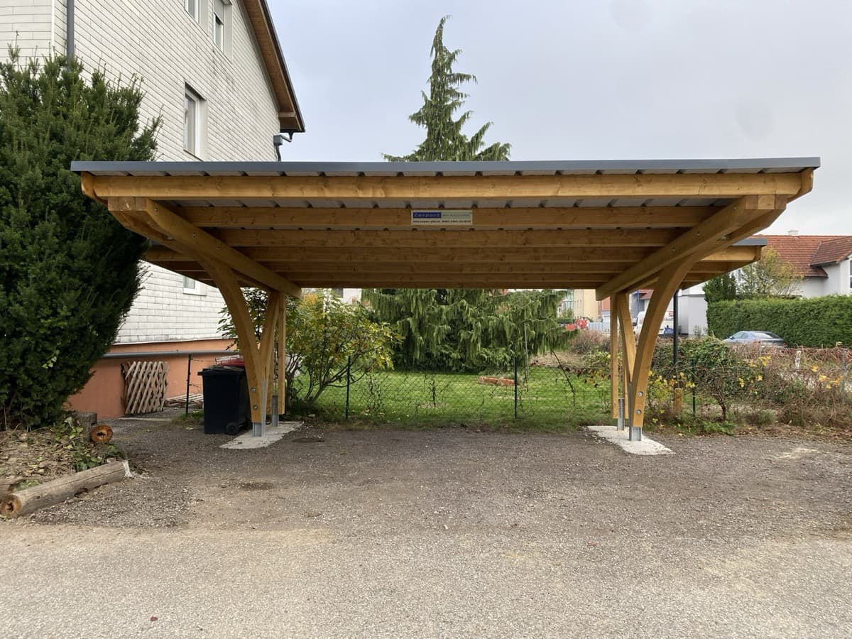 Doppel-Carport aus Holz mit geschwungenen Streben