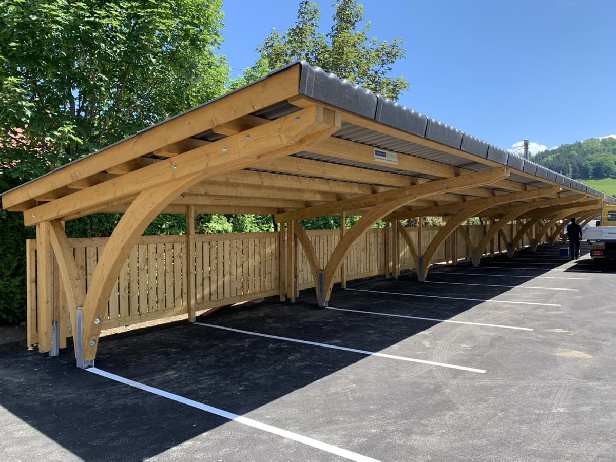 Große Holz-Carportanlage mit Bogenstreben und Lattenwand