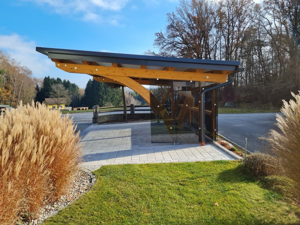 Eleganter Eingangs-Carport mit Holzbögen und Glasdach