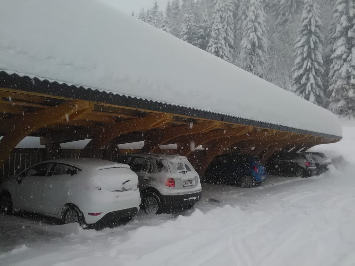 Reihencarport mit Bogenkonstruktion unter starker Schneelast