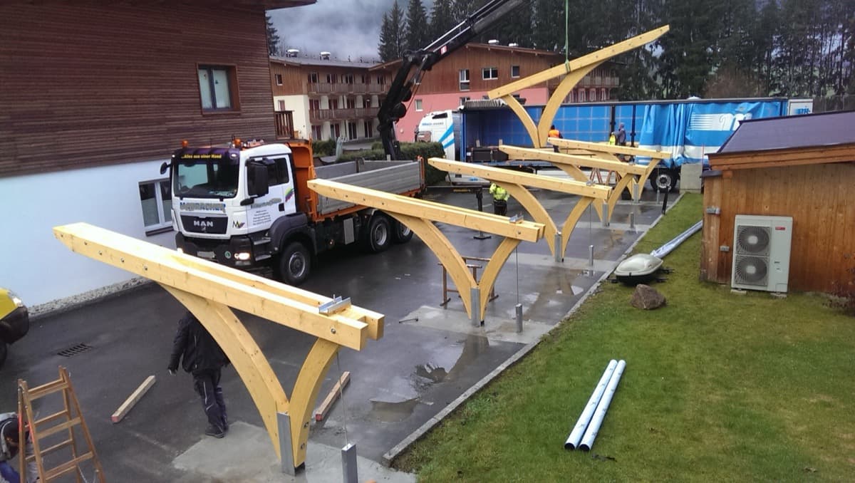 Kranmontage der Carport-Holzkonstruktion mit LKW