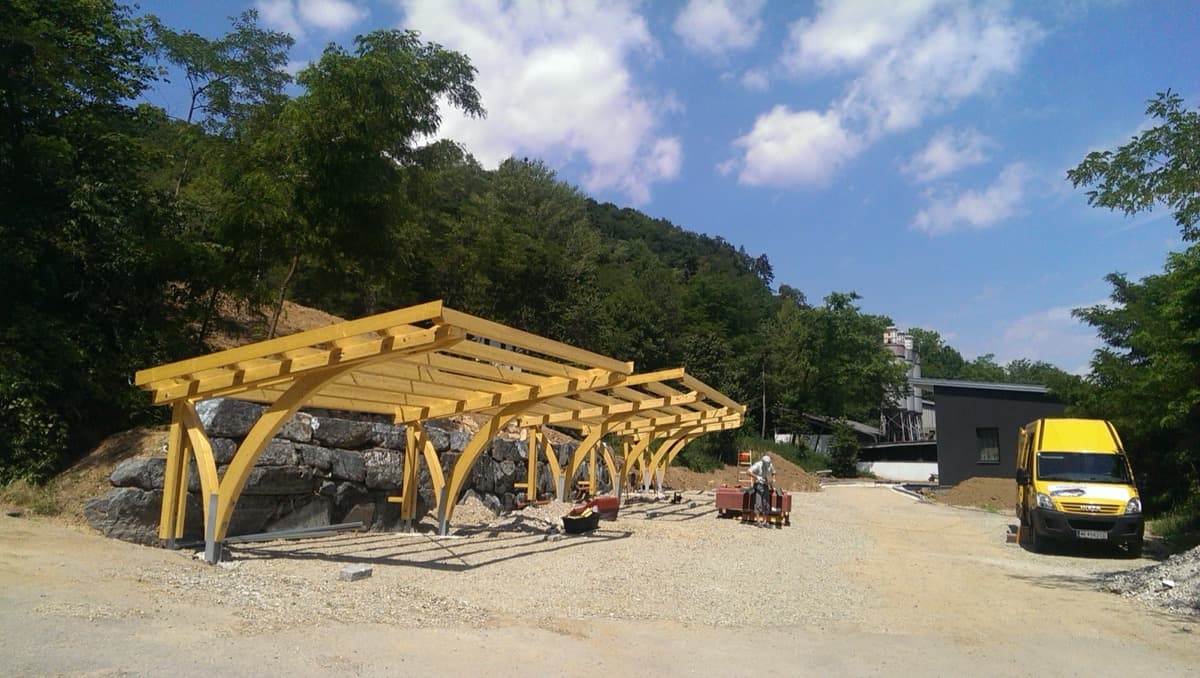 Große Carport-Holzkonstruktion im Rohbau auf Baustelle