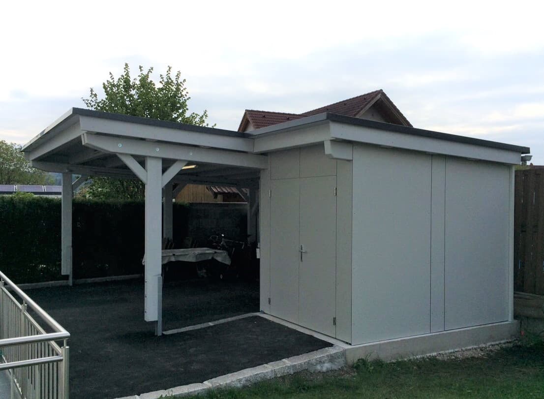 Weißer Carport mit angebautem Geräteraum von vorne