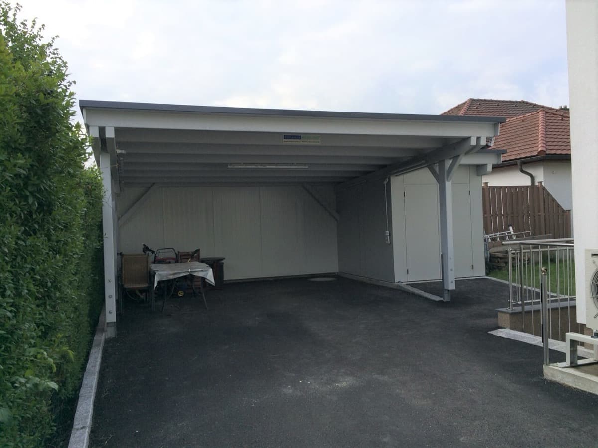 Großer weißer Carport mit Flachdach und Rückwand