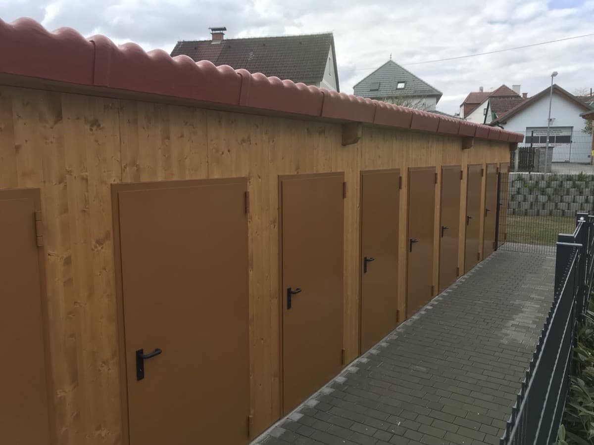 Holz-Lagerboxen mit Ziegeldach und Einzeltüren