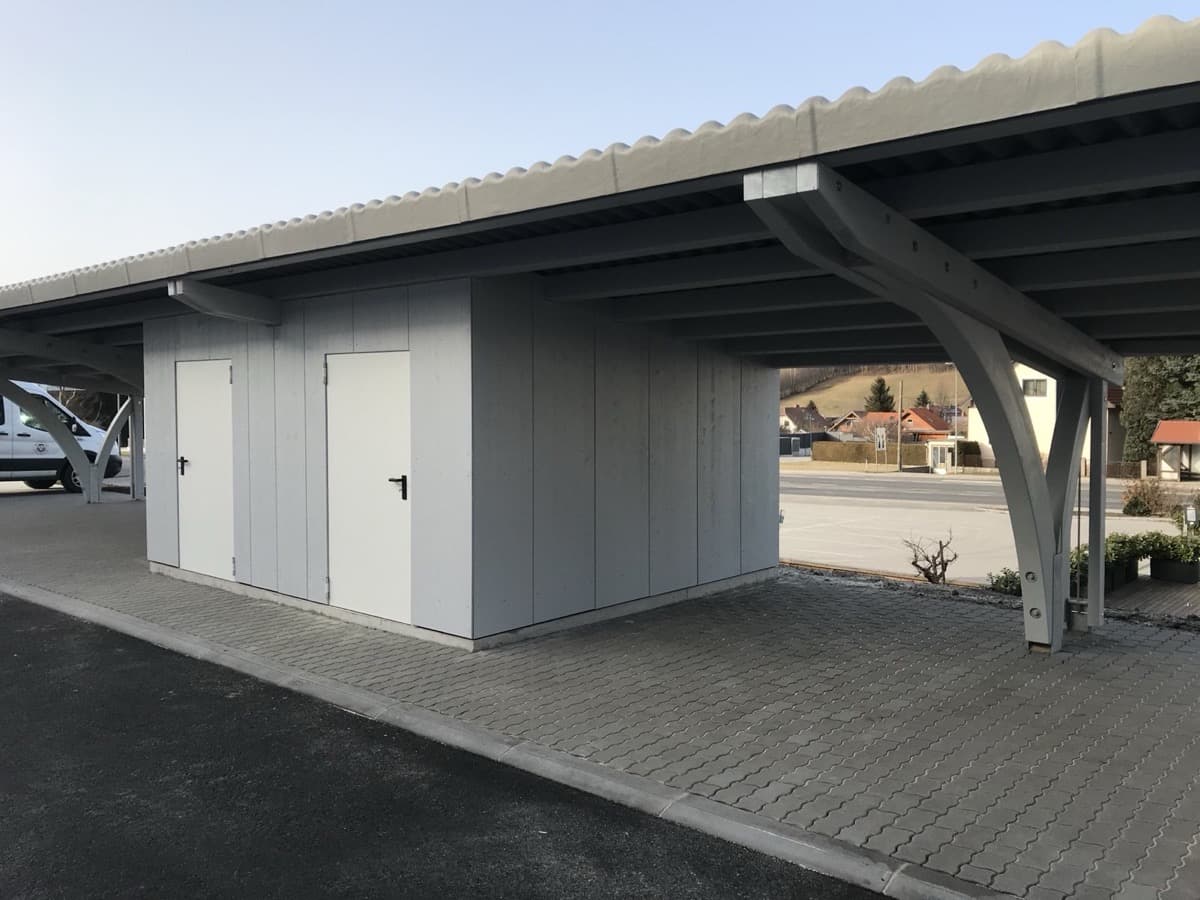 Carport mit Abstellraum und grauer Holzverkleidung