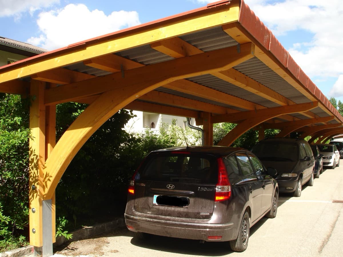 Reihen-Carport aus Holz für mehrere Fahrzeuge