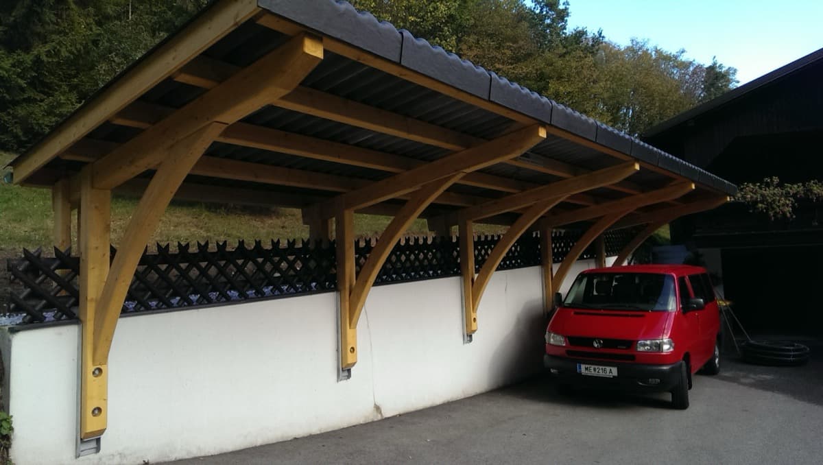 Wandmontierter Carport mit Bogenstützen aus Holz