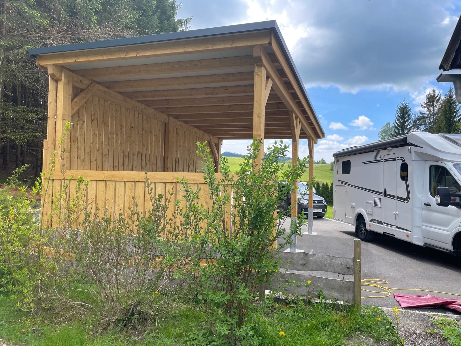 Carport-Pultdach aus Holz mit Wohnmobil-Stellplatz und Bergblick