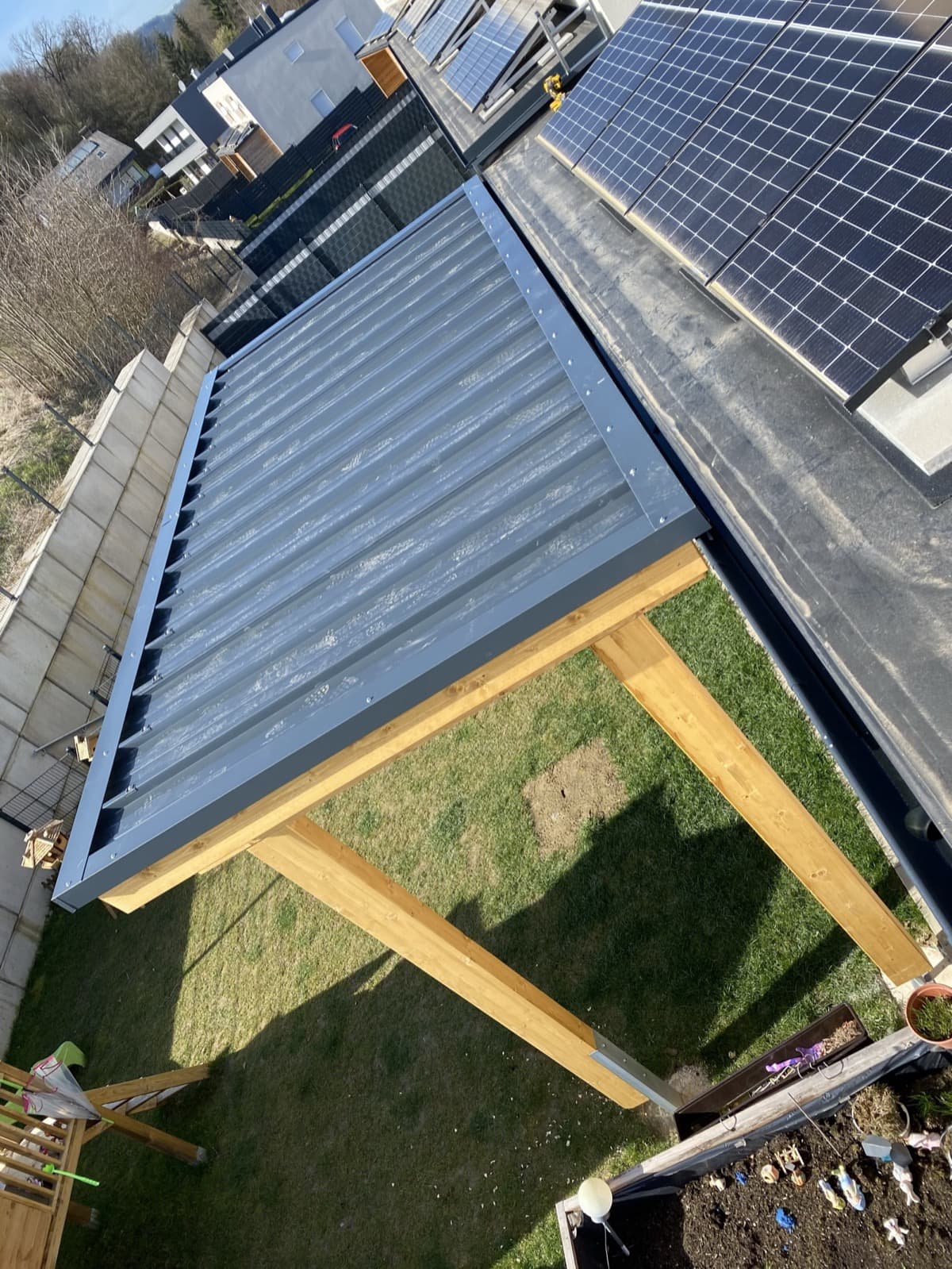 Pultdach-Überdachung aus Holz von oben gesehen