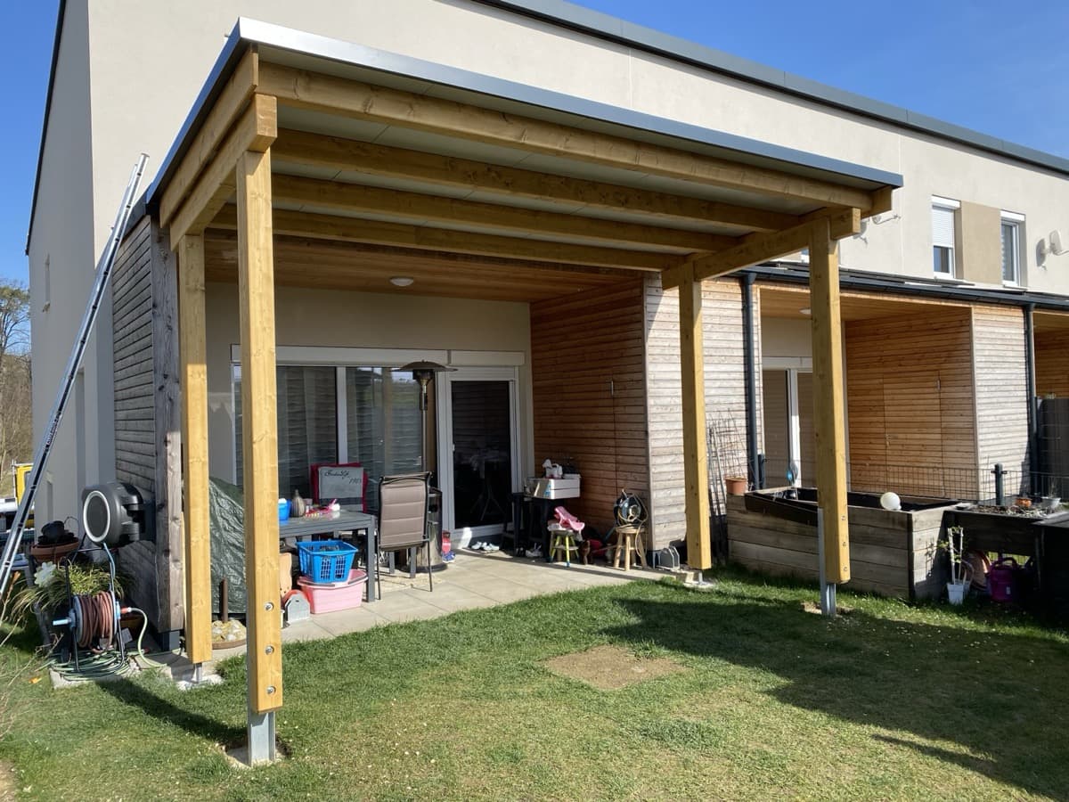 Holz-Terrassenüberdachung mit Flachdach am Wohnhaus
