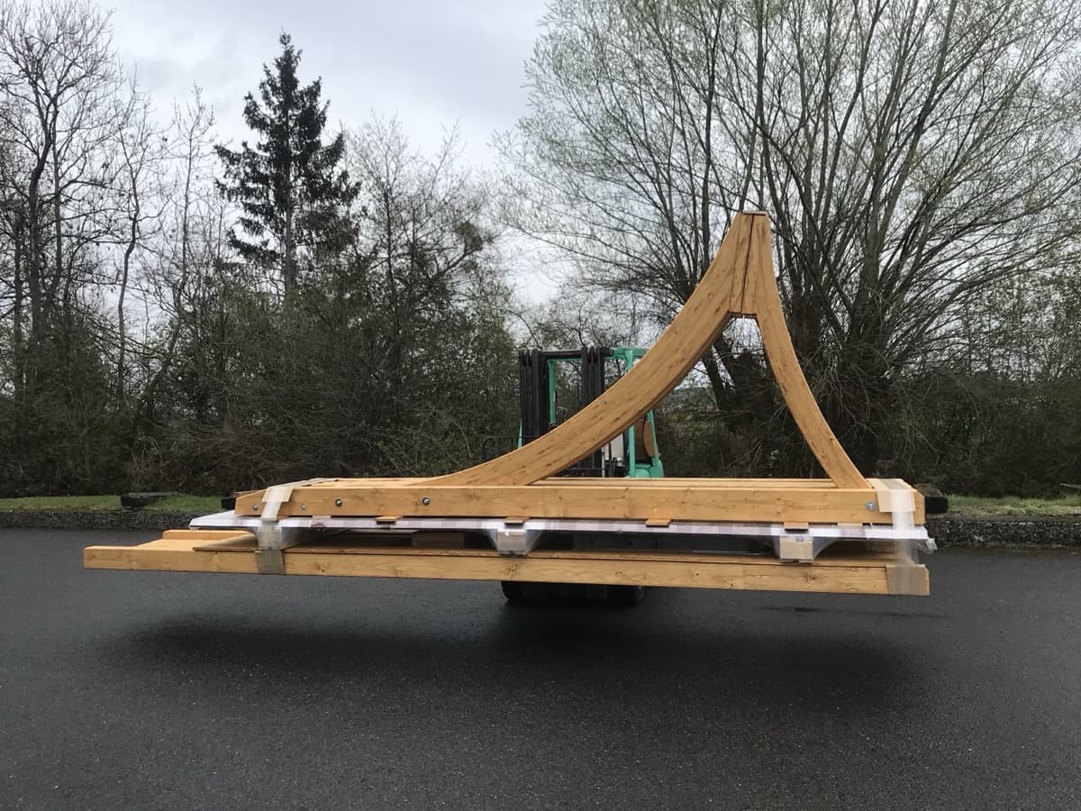 Vorgefertigter Carport-Bogenbinder auf Transportpalette
