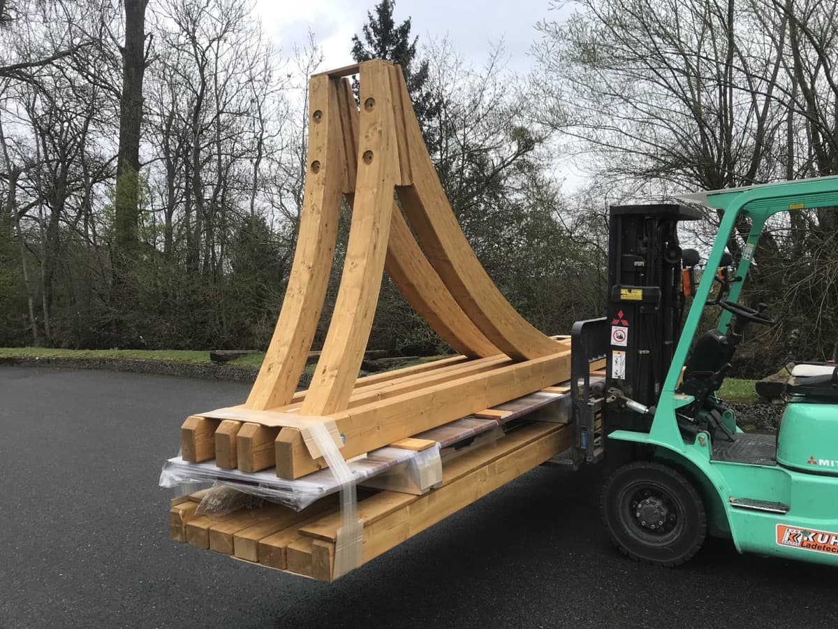 Stapler verlädt Carport-Bogenbinder vom Transportgestell