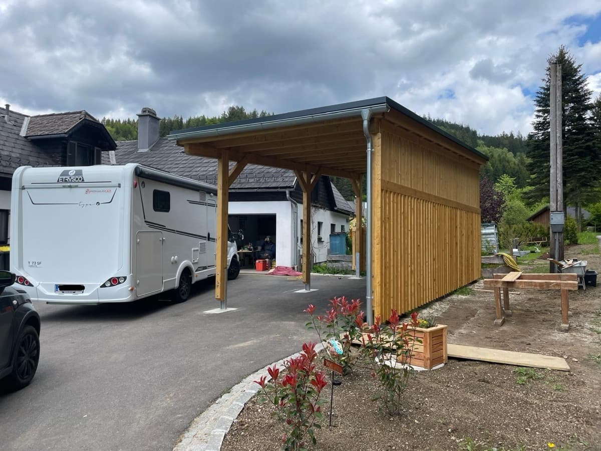 Carport mit seitlicher Holzwand für Wohnmobil
