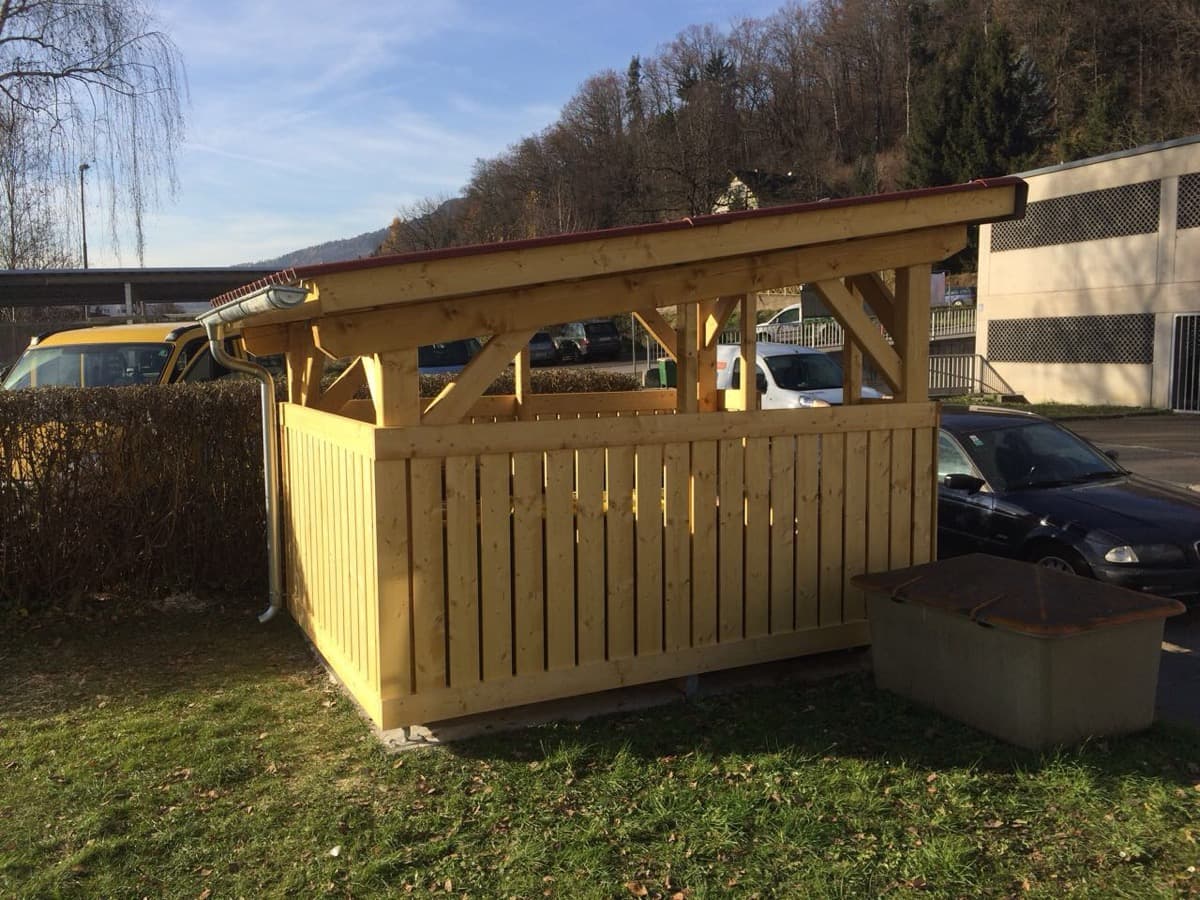 Offener Holzpavillon mit Brüstung in Naturholz