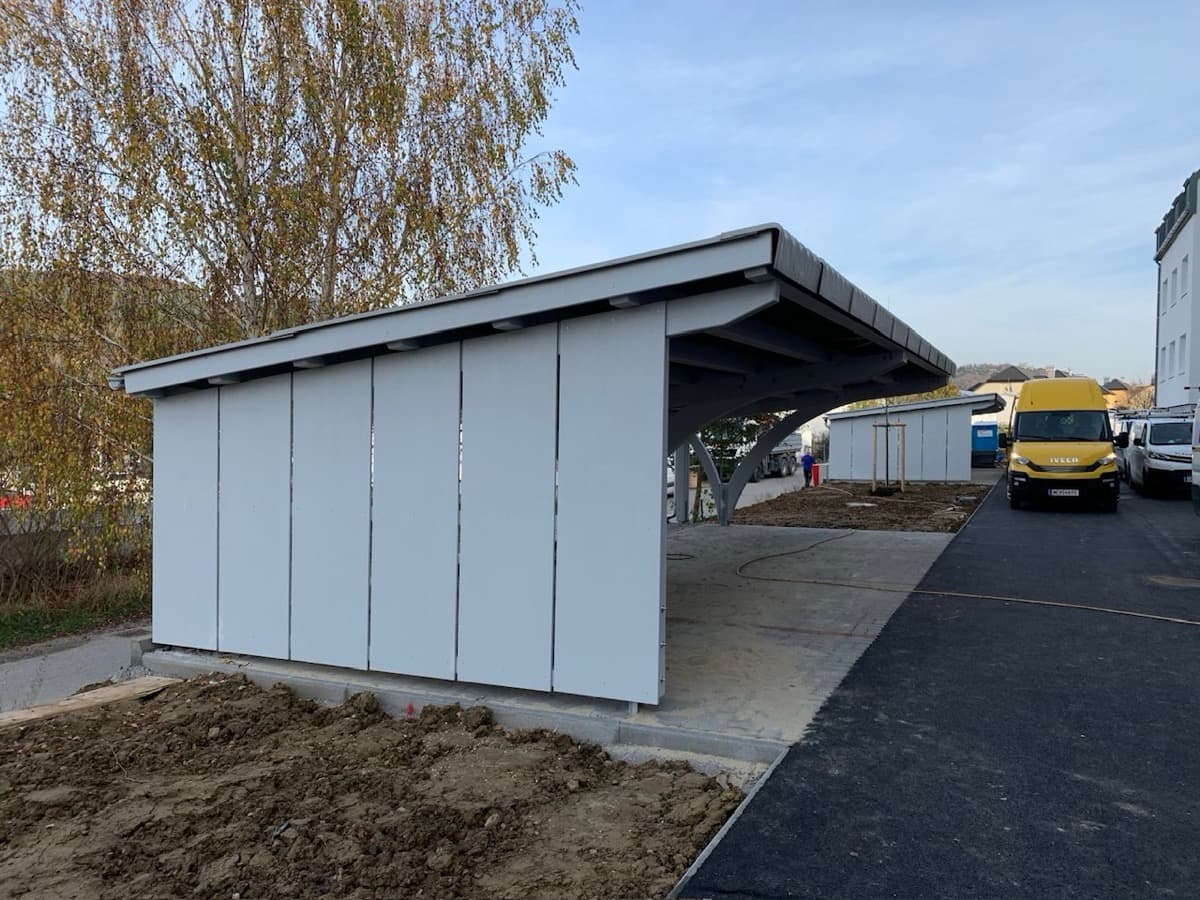 Carport mit geschlossener Wand und Türelementen